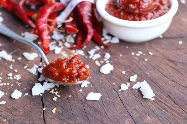 Kore kırmızı biber Sos