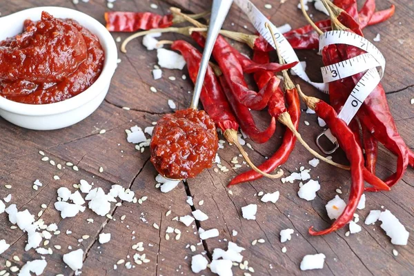 Kore kırmızı biber Sos