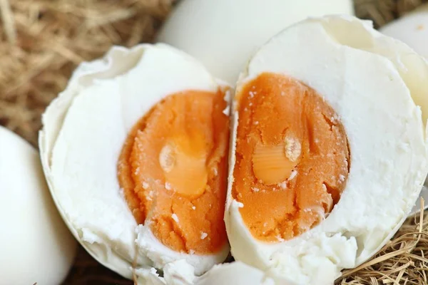 Соленое яйцо в гнезде — стоковое фото