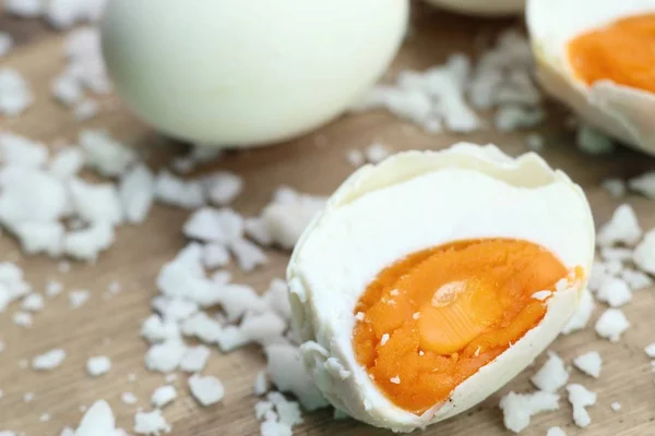 Huevo salado en el nido —  Fotos de Stock