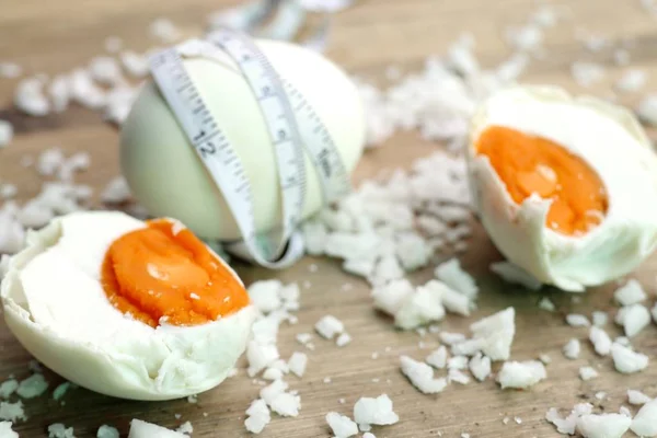 Huevo salado en el nido —  Fotos de Stock