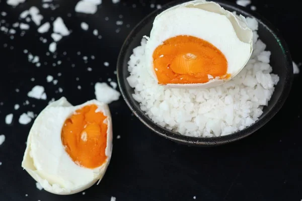 Tuzlu yumurta yuvada — Stok fotoğraf