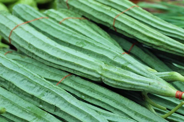 Färsk luffa i marknaden — Stockfoto