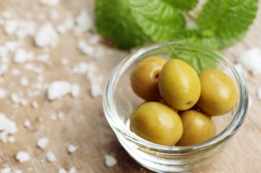 Tuz ile organik yeşil zeytin