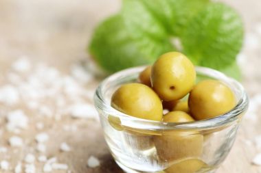 Tuz ile organik yeşil zeytin