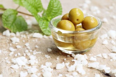 Tuz ile organik yeşil zeytin