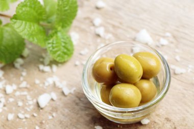 Tuz ile organik yeşil zeytin