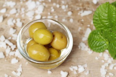 Tuz ile organik yeşil zeytin