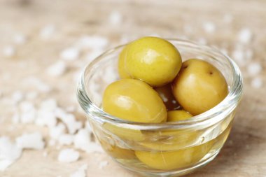 Tuz ile organik yeşil zeytin