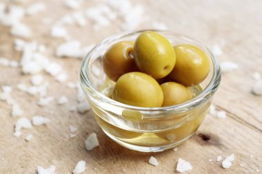 Tuz ile organik yeşil zeytin