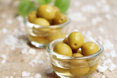 Tuz ile organik yeşil zeytin