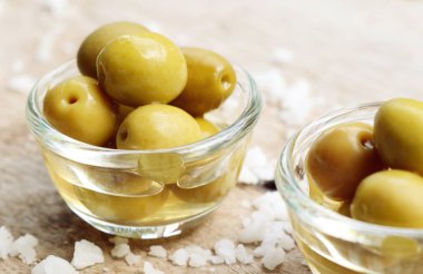 Tuz ile organik yeşil zeytin