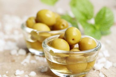 Tuz ile organik yeşil zeytin