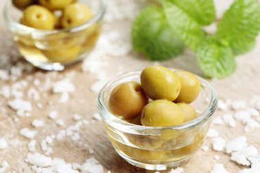 Tuz ile organik yeşil zeytin