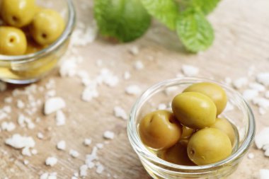 Tuz ile organik yeşil zeytin