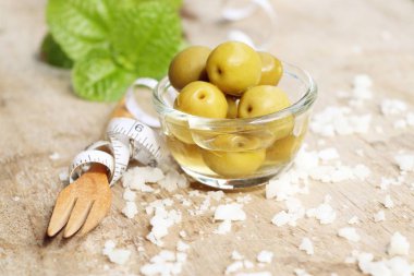 Tuz ile organik yeşil zeytin