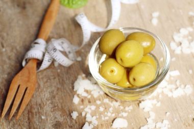 Tuz ile organik yeşil zeytin