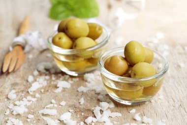 Tuz ile organik yeşil zeytin