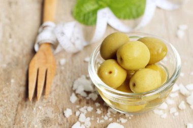 Tuz ile organik yeşil zeytin