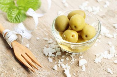 Tuz ile organik yeşil zeytin