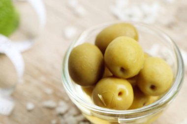 Tuz ile organik yeşil zeytin