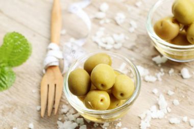 Tuz ile organik yeşil zeytin