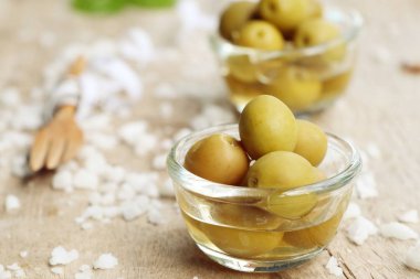 Tuz ile organik yeşil zeytin