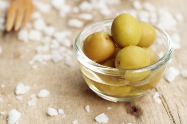 Tuz ile organik yeşil zeytin