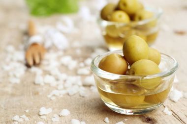 Tuz ile organik yeşil zeytin