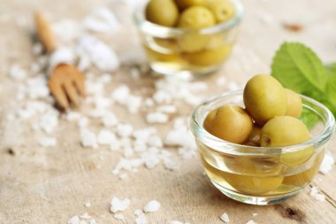 Tuz ile organik yeşil zeytin