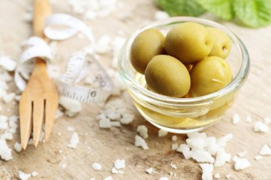 Tuz ile organik yeşil zeytin