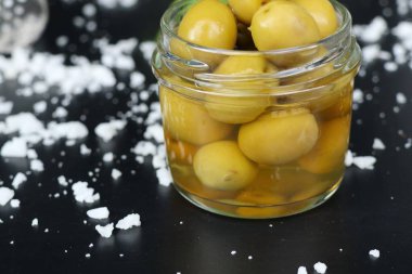 Tuz ile organik yeşil zeytin