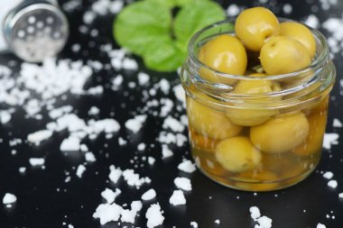 Tuz ile organik yeşil zeytin