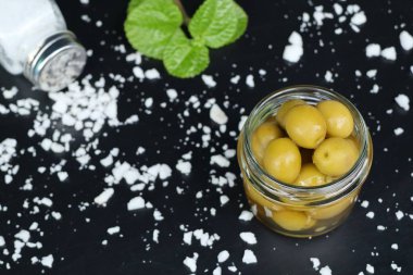 Tuz ile organik yeşil zeytin