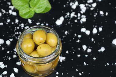 Tuz ile organik yeşil zeytin