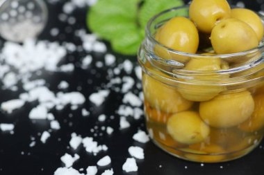 Tuz ile organik yeşil zeytin