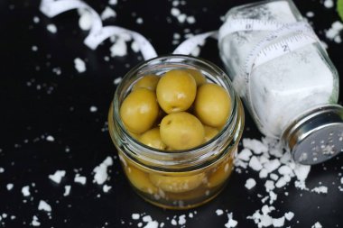 Tuz ile organik yeşil zeytin