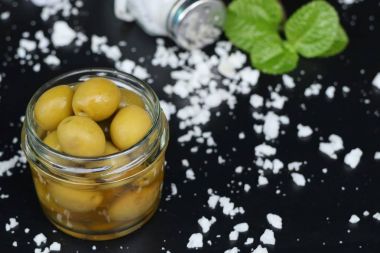 Tuz ile organik yeşil zeytin
