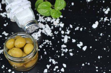 Tuz ile organik yeşil zeytin