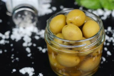 Tuz ile organik yeşil zeytin