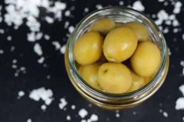 Tuz ile organik yeşil zeytin