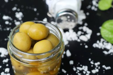 Tuz ile organik yeşil zeytin