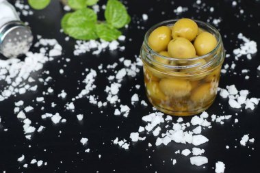 Tuz ile organik yeşil zeytin