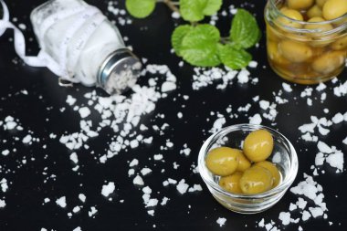 Tuz ile organik yeşil zeytin