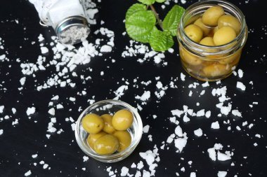 Tuz ile organik yeşil zeytin