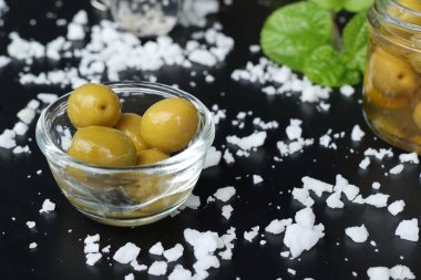 Tuz ile organik yeşil zeytin