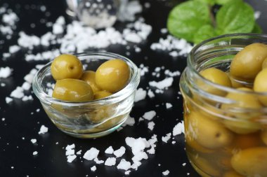 Tuz ile organik yeşil zeytin