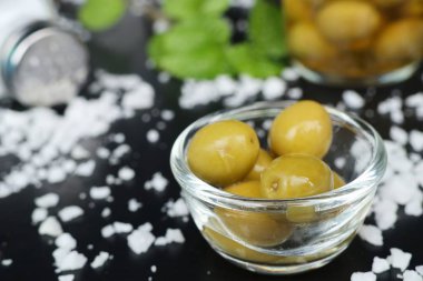 Tuz ile organik yeşil zeytin