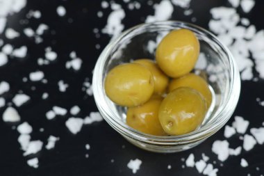 Tuz ile organik yeşil zeytin