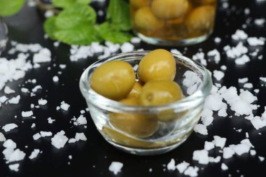Tuz ile organik yeşil zeytin
